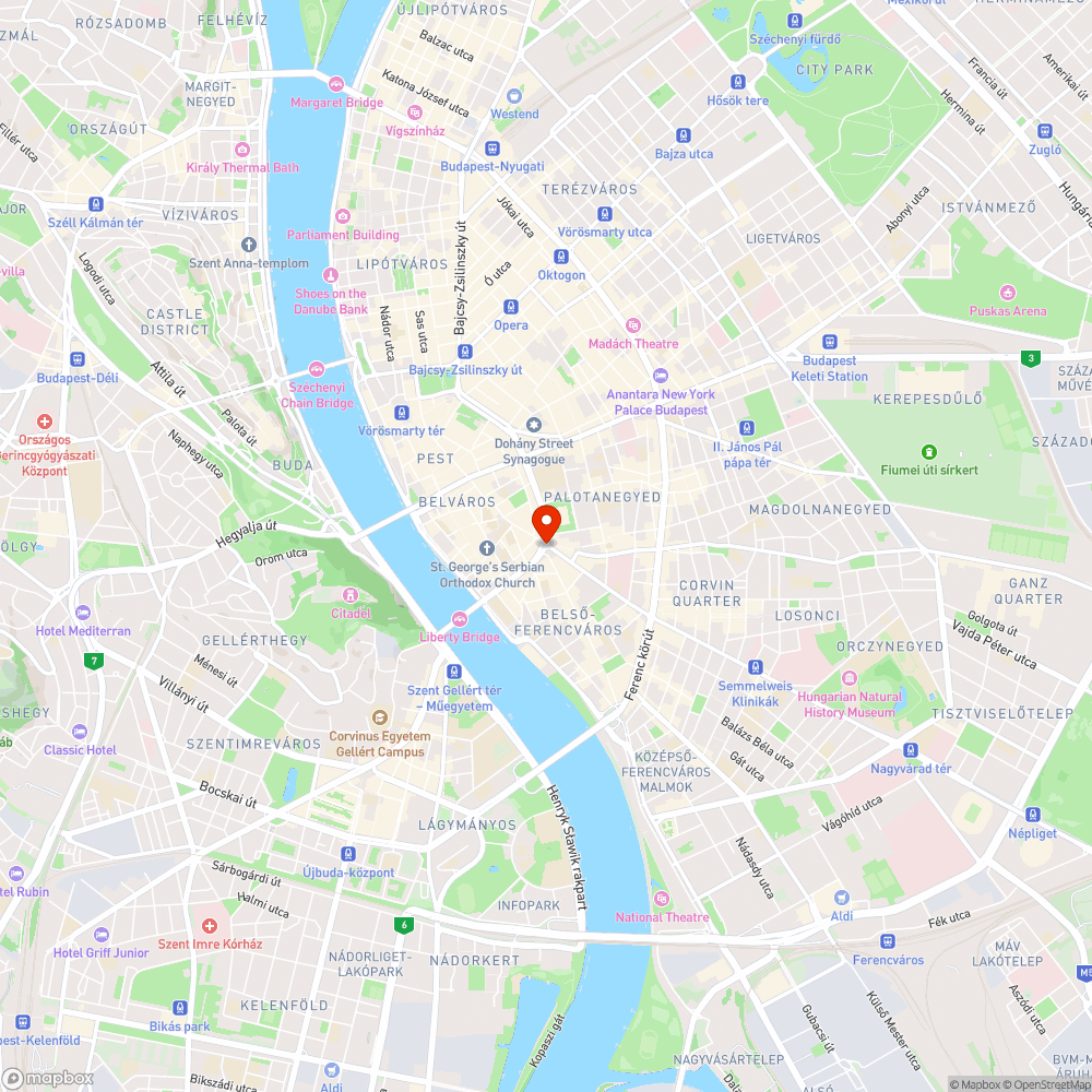 A Kálvin téren elfogalják az autók a kerékpársávot, le is kopott bejelentés helye