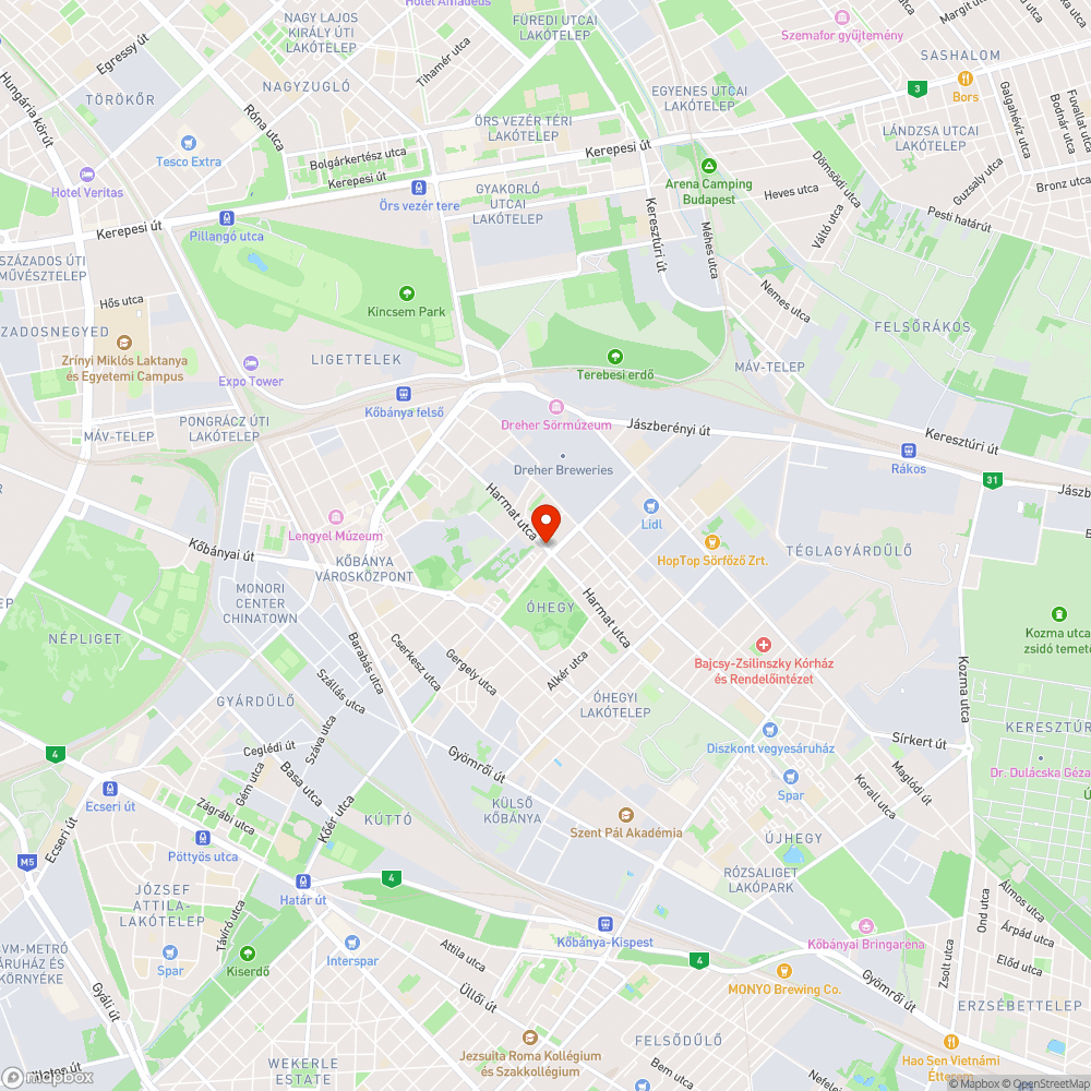 "kreatívan" újrafestett buszváró bejelentés helye