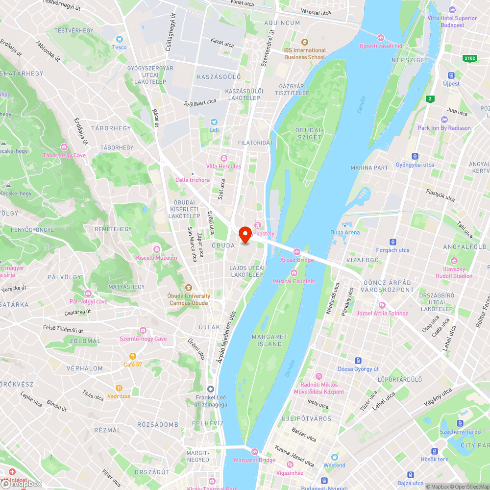 Fáradtan pihenő poller a Korona tér sarkán bejelentés helye